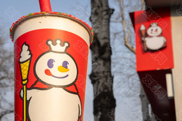 中国的珍珠奶茶连锁店蜜雪冰城在香港上市首日大涨28%